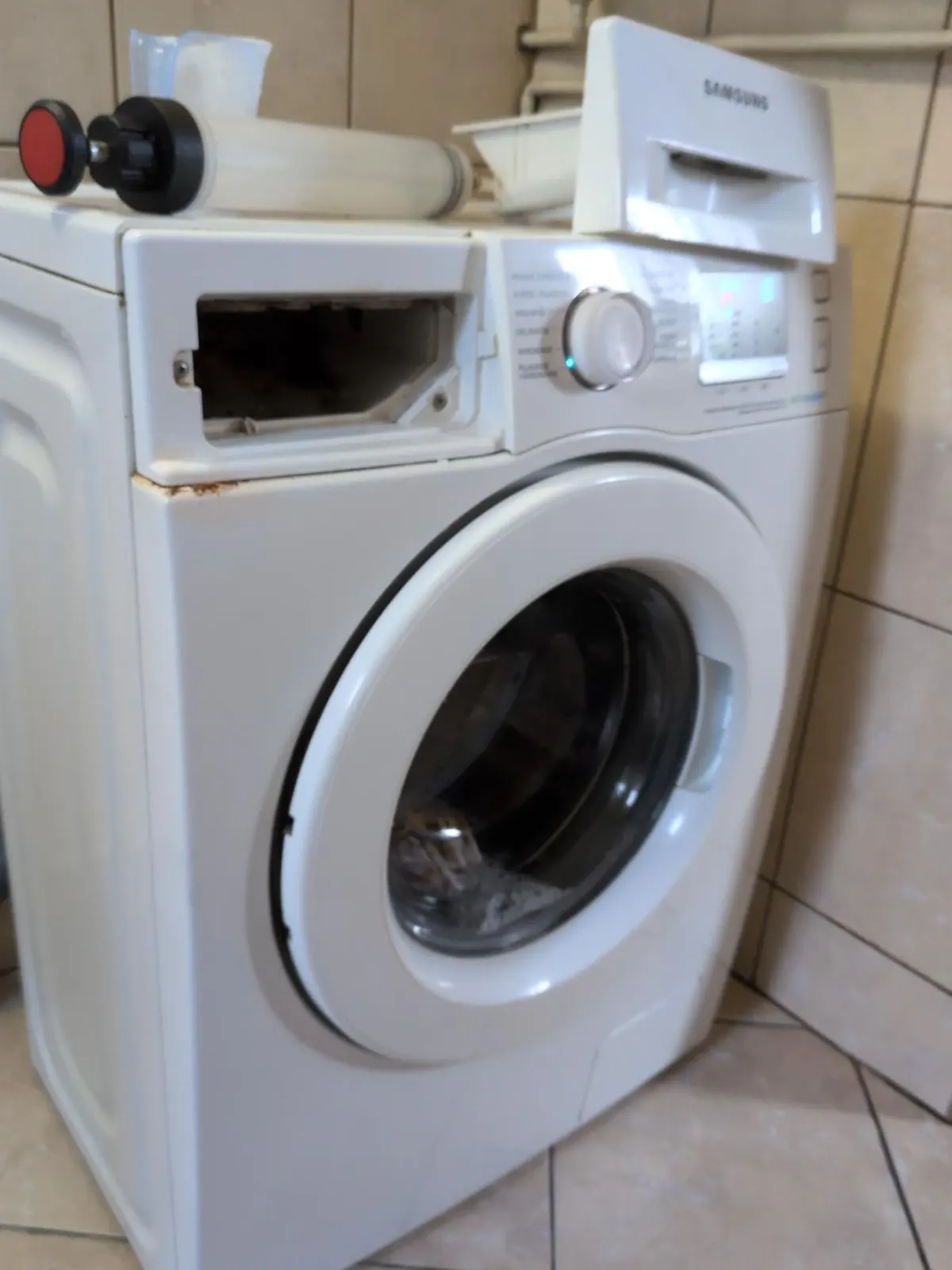 Pralka Samsung z wyjętą szufladą na detergenty